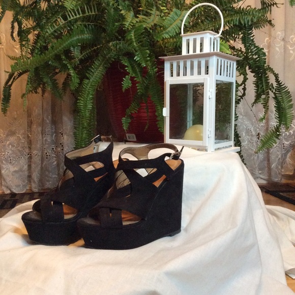 SHOES... - Picture 4 of 11